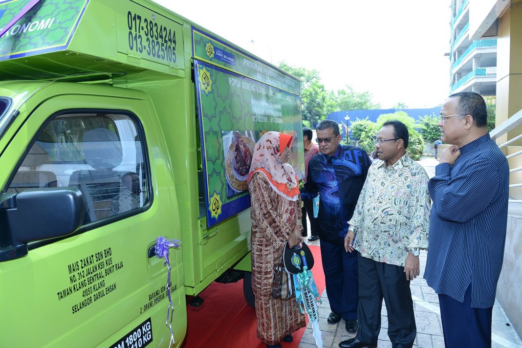 45 ORANG USAHAWAN ASNAF TERIMA LORI Lembaga Zakat Selangor