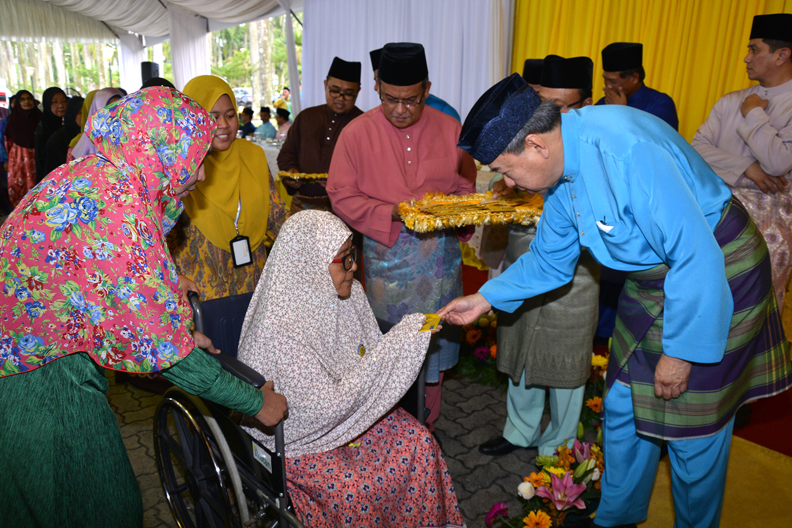 SULTAN SELANGOR BERKENAN TERIMA BAYARAN ZAKAT PERNIAGAAN DAN SERAH SUMBANGAN HARI RAYA KEPADA 