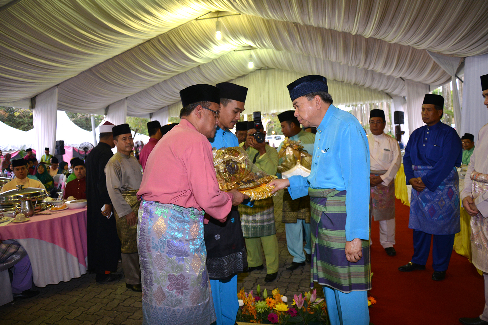 SULTAN SELANGOR BERKENAN TERIMA BAYARAN ZAKAT PERNIAGAAN DAN SERAH SUMBANGAN HARI RAYA KEPADA 