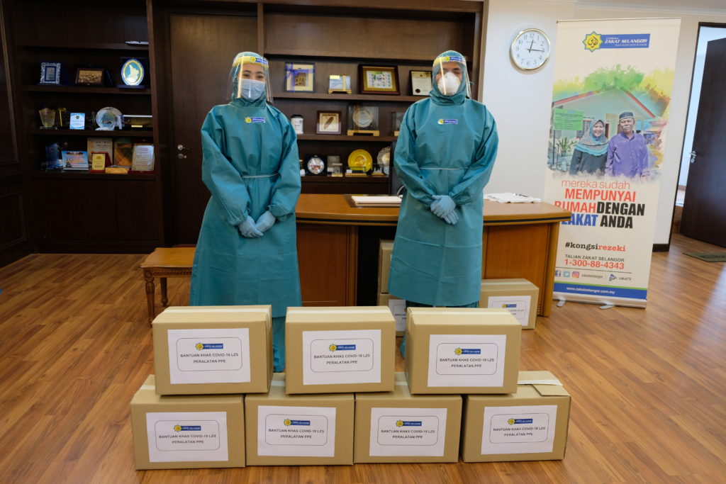 COVID19 LZS SUMBANG 2,000 SET KELENGKAPAN PPE BANTU PETUGAS BARISAN